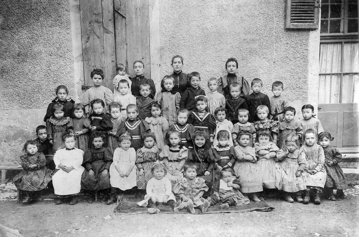 Buis-les-Baronnies.- Élèves de l'école maternelle.