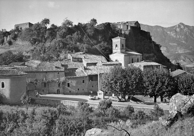 Le Poët-Célard. - Vue du village.