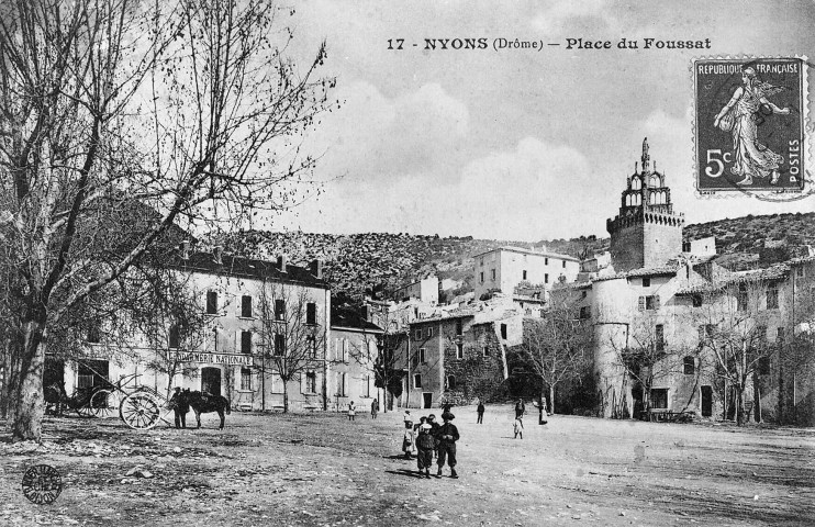 [Nyons.- L'actuelle place Joseph Buffaven, la mairie remplace la gendarmerie.]