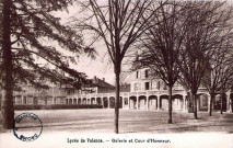 La cour du lycée Émile Loubet.