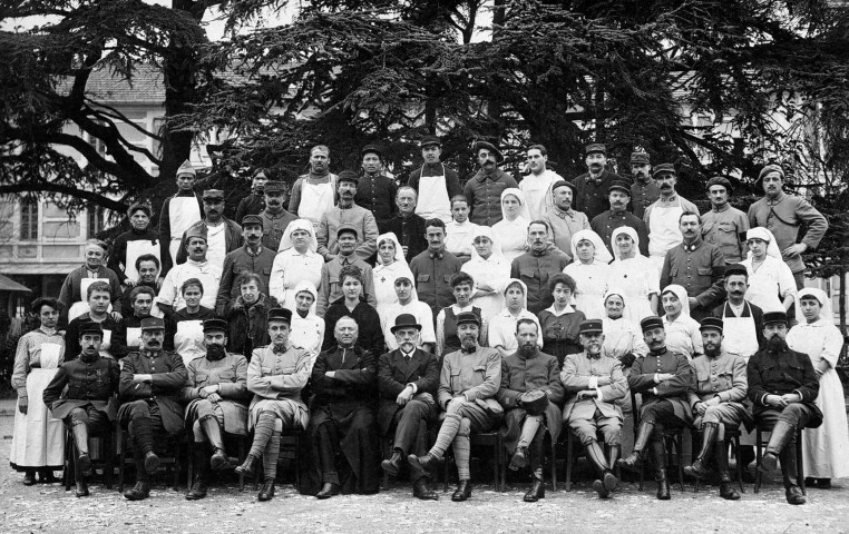 Valence.- Personnel de l'hôpital militaire, dans la cour du Lycée Émile Loubet pendant la guerre 1914-1918.