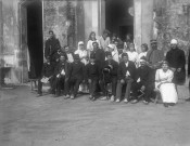 Arles (Bouches-du-Rhône). - Infirmières et soldats français blessés à l'hôpital.