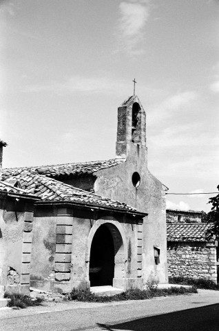 Grignan. - Le lavoir fontaine et la chapelle Saint-Pierre du hameau de Bayonne.