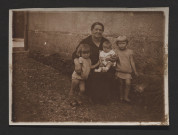 [Portrait de famille (femme et trois enfants)].