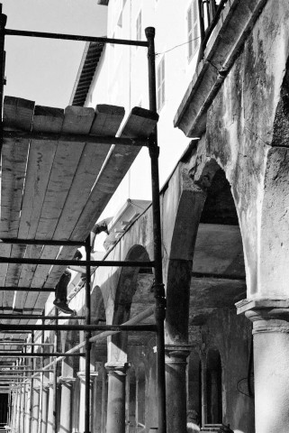 Romans-sur-Isère.- La face sud du bâtiment nord de la galerie des jardins du musée de la Chaussure, l'ancien couvent des Ursulines, pendant les travaux de restauration.