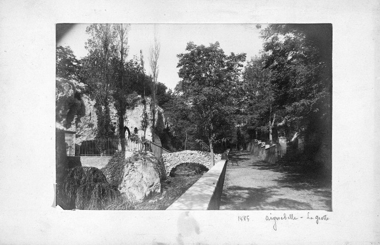 Montjoyer.- La grotte de l'abbaye d' Aiguebelle.