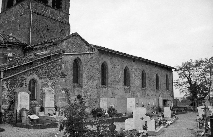 Manthes. - La façade nord de l'église Saint-Pierre-Saint-Paul et le cimetière.