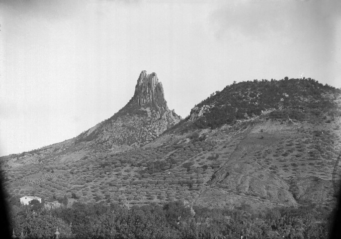 Buis-les-Baronnies.- Le rocher de Saint-Julien vu à la sortie Sud-Ouest de la ville.