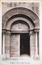 Le portail de l'église Saint-Jean.
