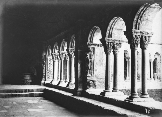 Arles (Bouches-du-Rhône). - Cloître de la cathédrale Saint-Trophime.