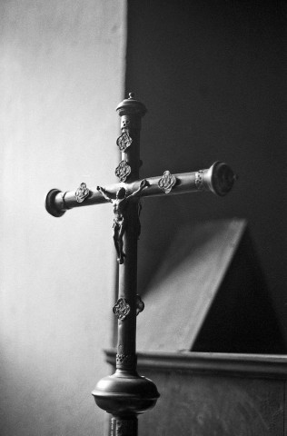 La Baume-d'Hostun. - Croix dans la sacristie de l'église.