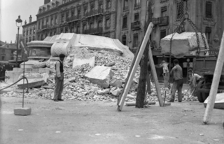 Valence.- Démolition du monument d'Émile Augier, place de la République en janvier 1942.