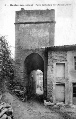 Porte fortifiée de l'ancien château seigneurial (XIIe siècle).