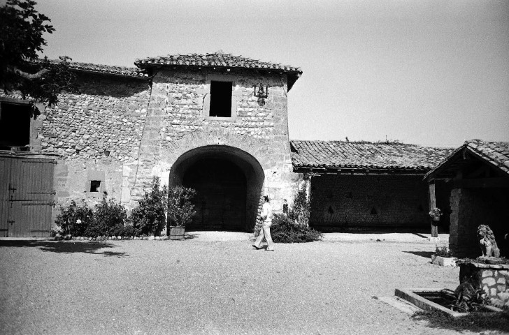 Bésayes. - La poterne d'entrée nord du domaine des Thévenins.