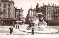 Le monument d'Émile Augier (1897) place de la République.