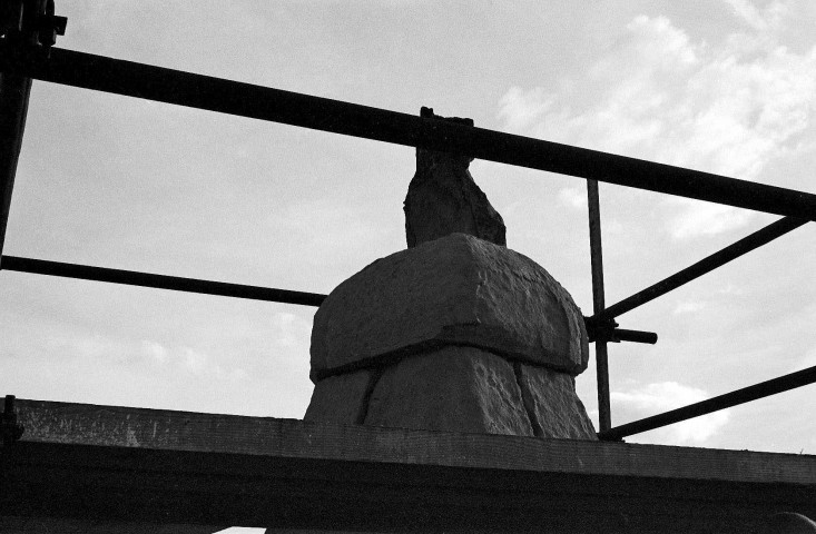 Mours-Saint-Eusèbe. - Le clocher de l'église Notre-Dame en travaux, en novembre 1977.