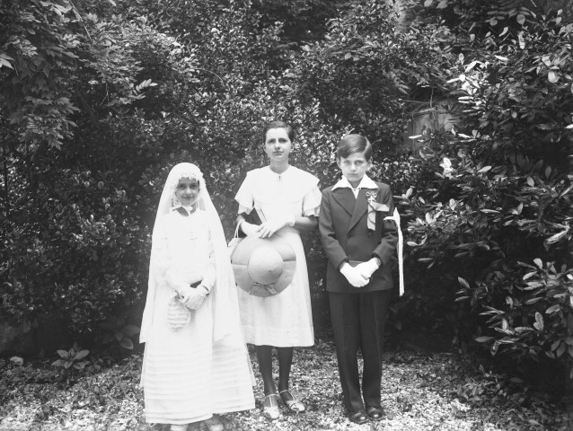 Charols, château de Salettes. - Françoise Champin et Jacque Champin lors de leur communion avec Marie-Thérèse Champin.