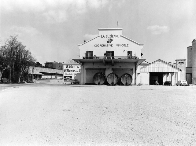 Suze-la-Rousse.- La cave coopérative.