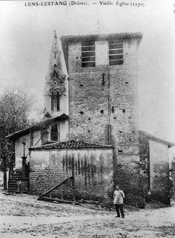 L'ancienne église démolie en 1912, derrière le clocher de l'église Saint-Jean-Baptiste construite en 1903.