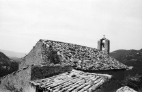 Bénivay-Ollon.- La façade est et la toiture de la chapelle Saint-Jean d'Ollon.