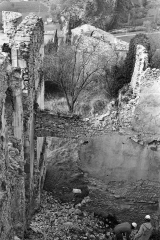 Montbrun-les-Bains.- Travaux en cours à l'intérieur du corps principal du château.