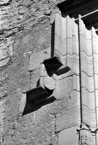 Montjoux. - Détail de fenêtre à blasons, façade sud du château (XVe s.).