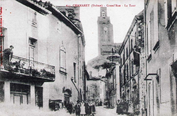 La tour vue de Grand Rue.