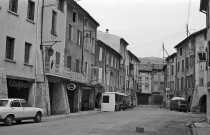 Buis-les-Baronnies. - Façade de maisons au nord de la place du Marché.