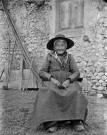 Saint-Thomas-en-Royans.- Femme dans la cour de la ferme du château de la Chartronnière.