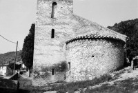 Montclar-sur-Gervanne.- Le chevet et le clocher de l'église Saint-Jacques et Saint-Philippe du hameau de Vaugelas.