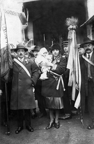 Montmeyran. - Fête des Bouviers dans la ferme de la famille Jurrus. Le petit Maurice Jurrus avec ses parents Marie-Louise et Maurise Jurrus.