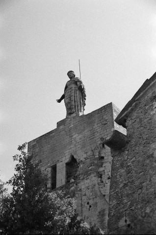 Clansayes. - Détail de la façade ouest de la tour et la vierge.