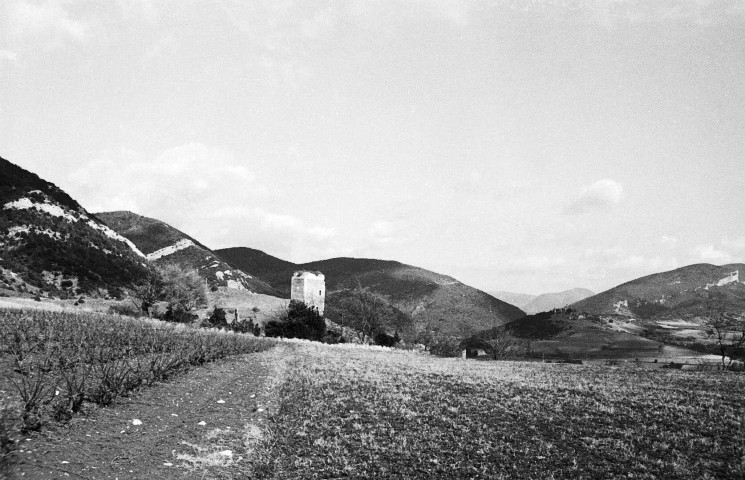 Roche-Saint-Secret-Béconne.- La tour d'Alençon et les abords.