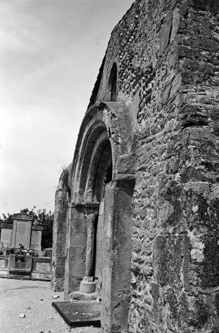 Albon. - Le porche de la chapelle Saint-Philibert et le cimetière.