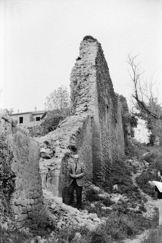 Chabrillan.- Restes des remparts nord du village.