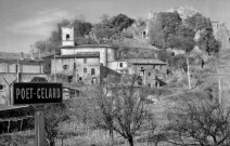 Le Poët-Célard. - Vue du village et de l'église Sainte Foi.