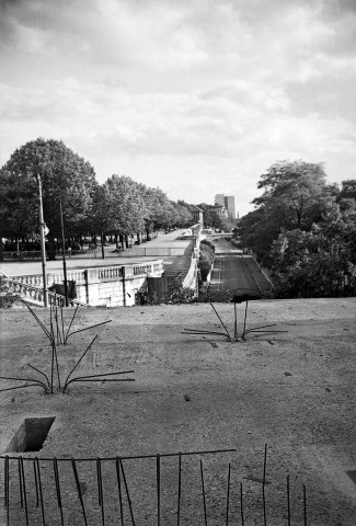 Valence. - Construction "Jouve" devant les jardins du musée.