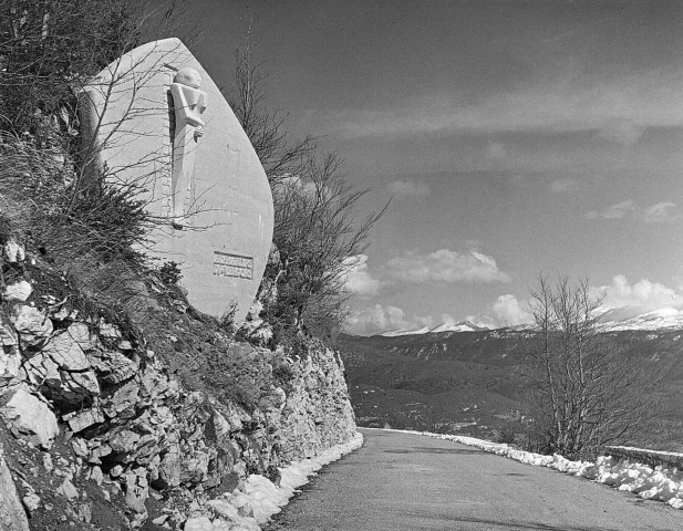 Vassieux-en-Vercors.- Monument d'Emile Gilioli, en mémoire des martyrs de la résistance sur la route du col de la Chau.