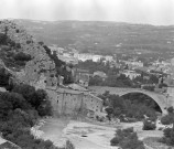 Vue aérienne du pont roman sur l'Eygues et d'une partie de la ville.