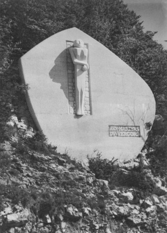 29. Brigade de La Chapelle-en-Vercors. Nature de la commémoration : monument. Lieu : Vassieux, au lieu-dit « Col de Lachau ». Circonstances : monument commémoratif des 750 martyrs du Vercors.