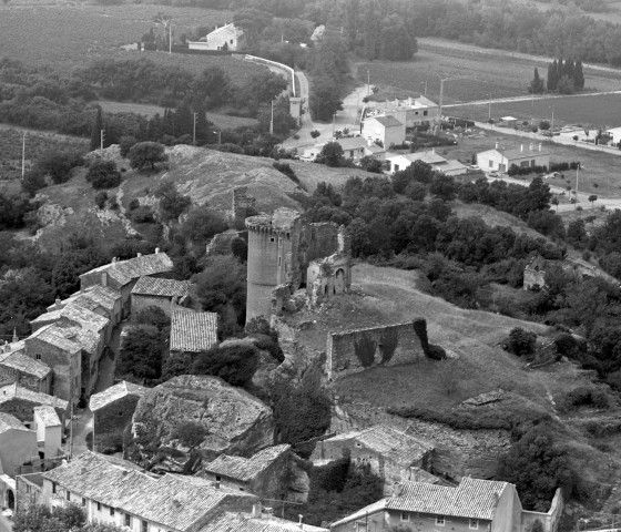 Vue aérienne du village et des ruines du château.