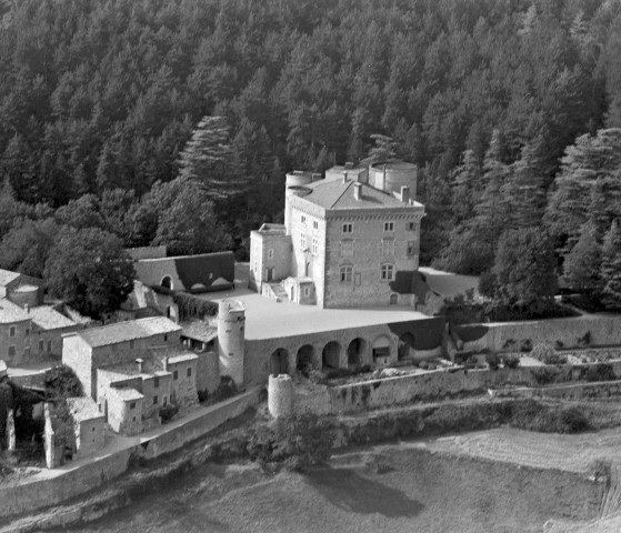 Vue aérienne du château et du village.
