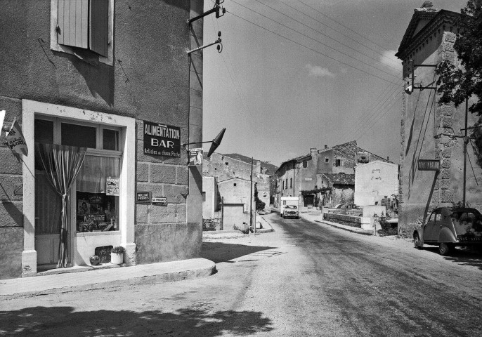 Roche-Saint-Secret-Béconne. - La rue principale du village.