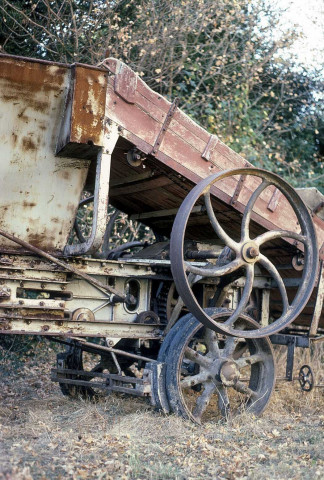 Omblèze.- Machine agricole au hameau d'Ansage.