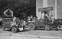 Crest.- Voiture et char décorés de Vaunaveys à la fête de la terre à Crest, le 1er juin 1930.