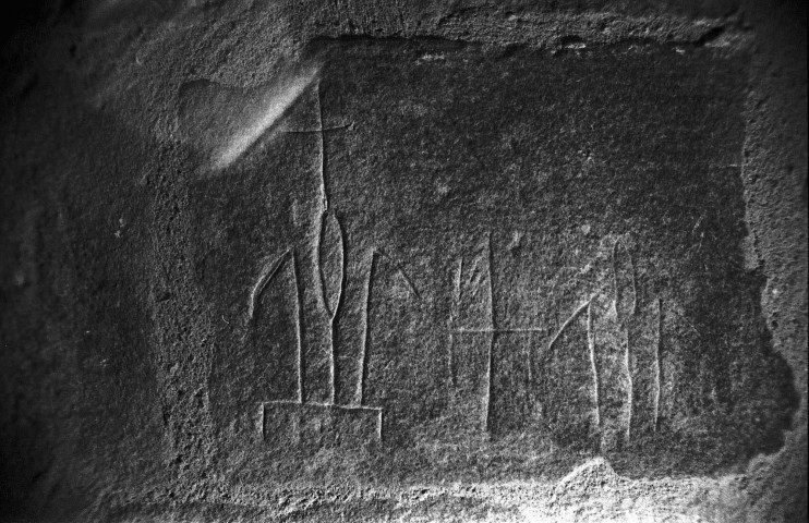 Mours-Saint-Eusèbe.- Détail du porche du clocher de l'église Notre-Dame, graffitis.