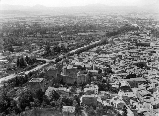 Vue aérienne de la ville et du château des Adhémar.