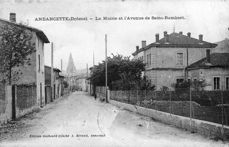 Rue de la mairie, dans le fond l'église Saint-André.