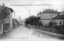 Rue de la mairie, dans le fond l'église Saint-André.