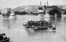 Valence.- Le pont sur le Rhône bombardé en 1940 et le bac à traille.